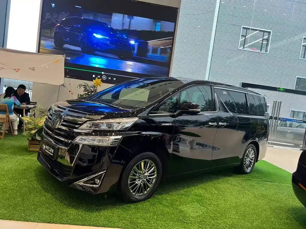 Toyota Vellfire — фото 1