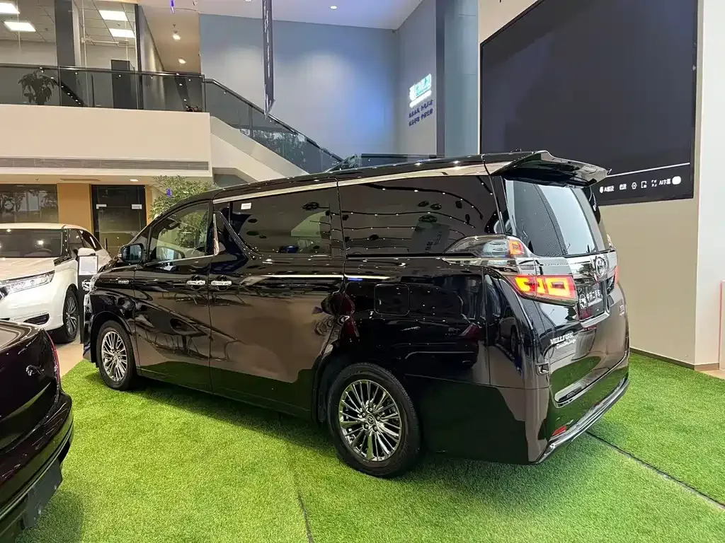 Toyota Vellfire — фото 3