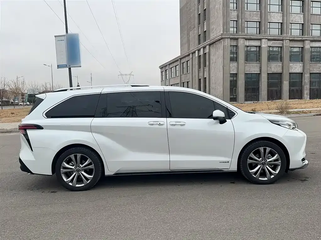 Toyota Sienna — фото 10