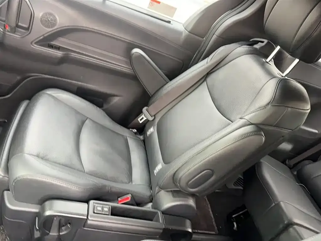 Toyota Sienna — фото 3