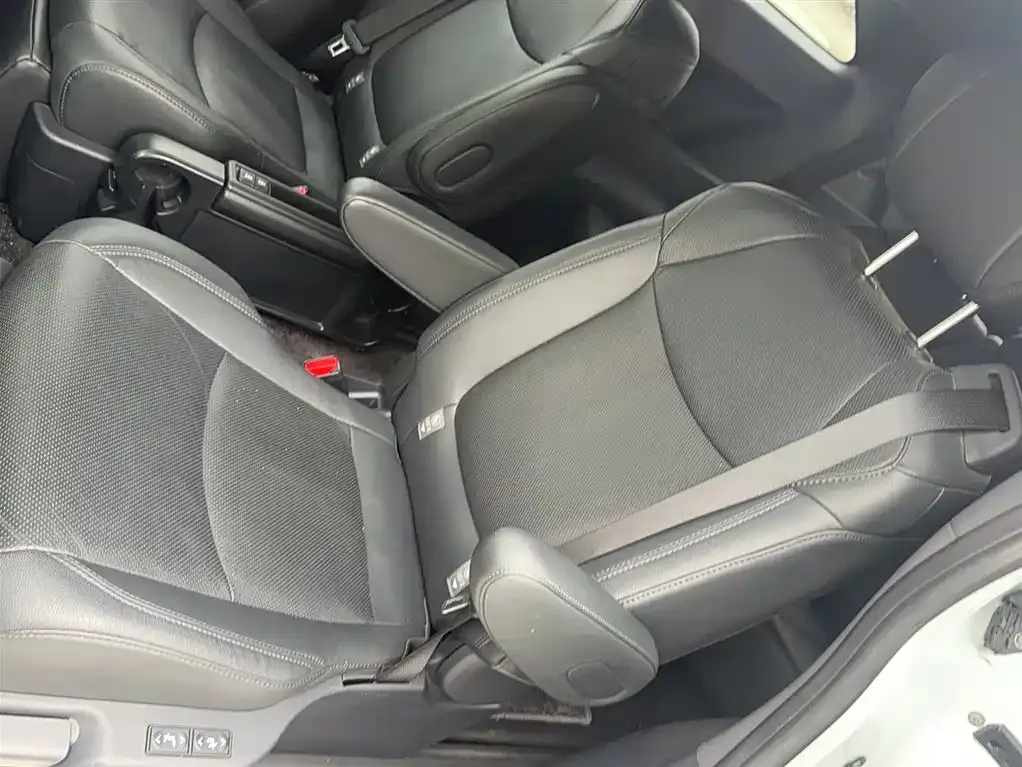 Toyota Sienna — фото 4
