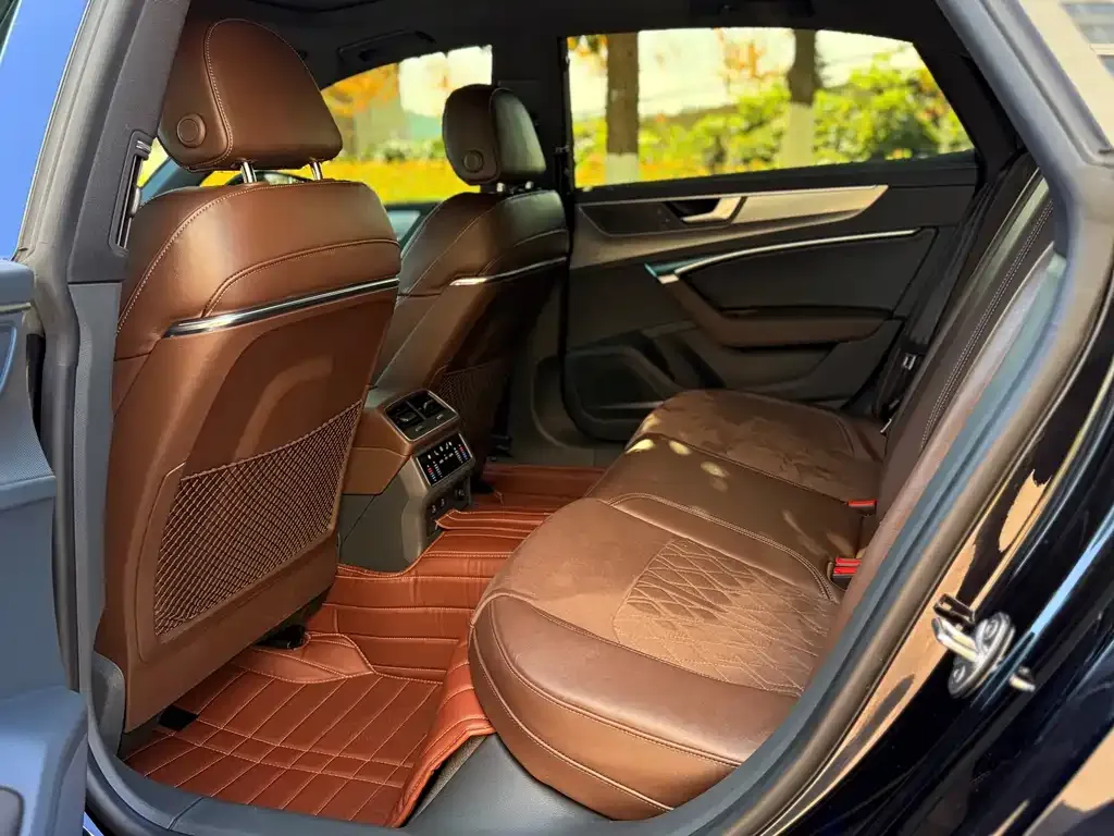 Audi A7L 2023 из CN, фото 6