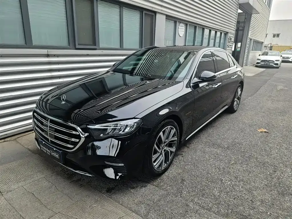 Mercedes-Benz E-Class — фото 1
