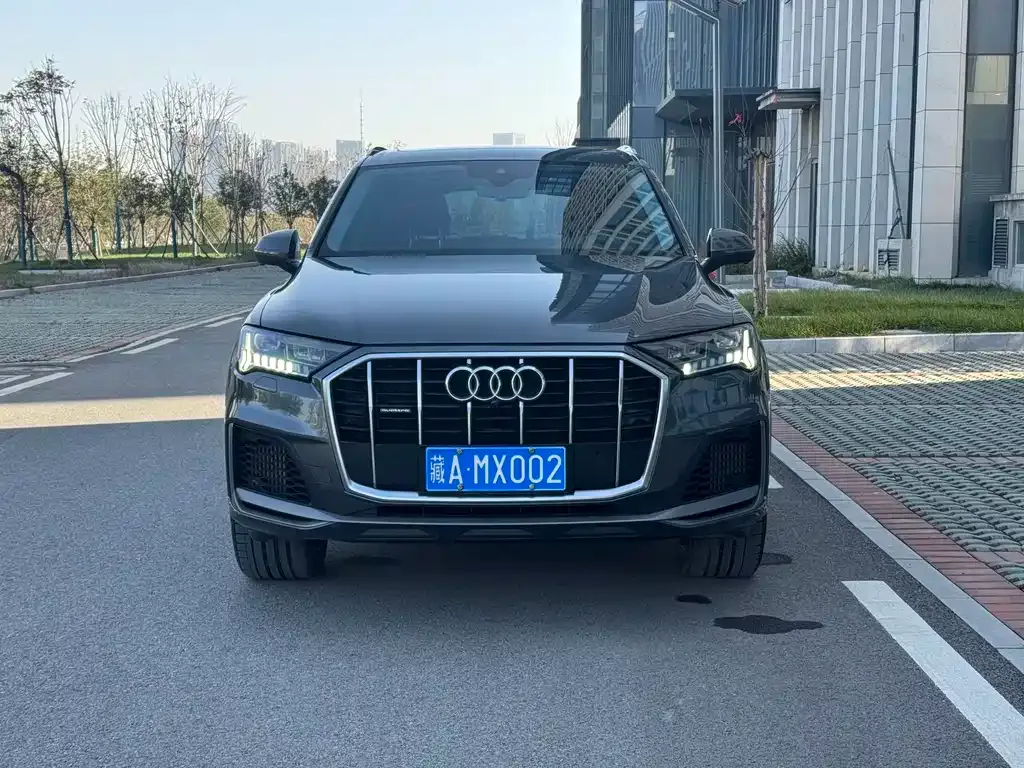 Audi Q7 2024 из CN, фото 2