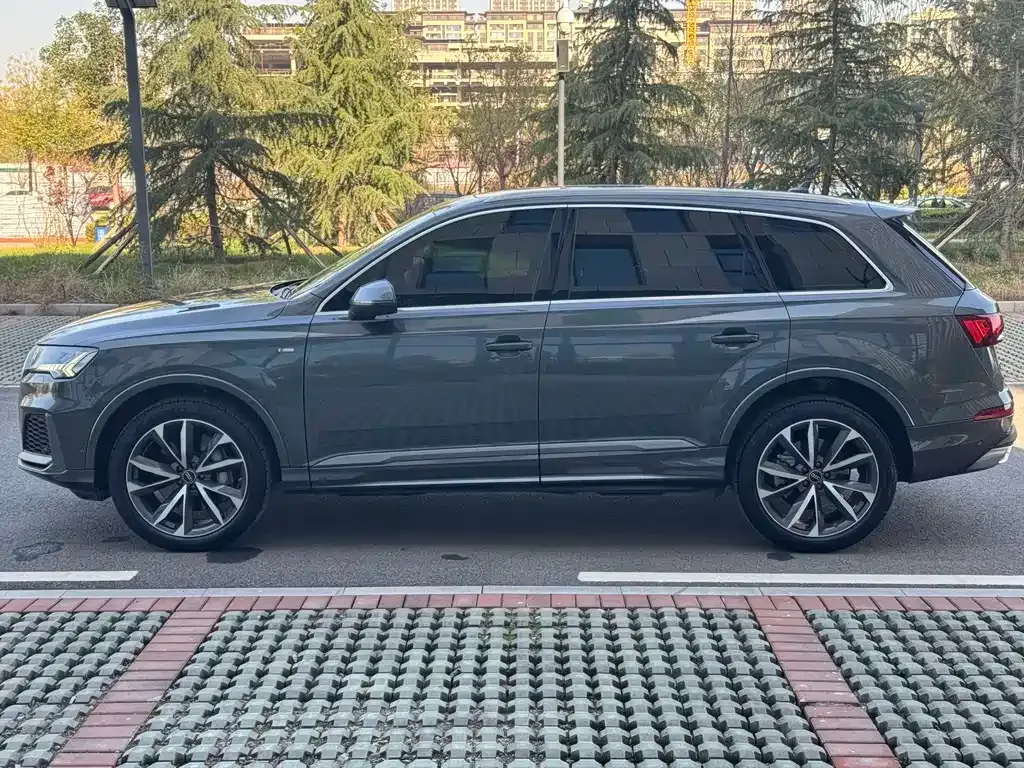 Audi Q7 2024 из CN, фото 4