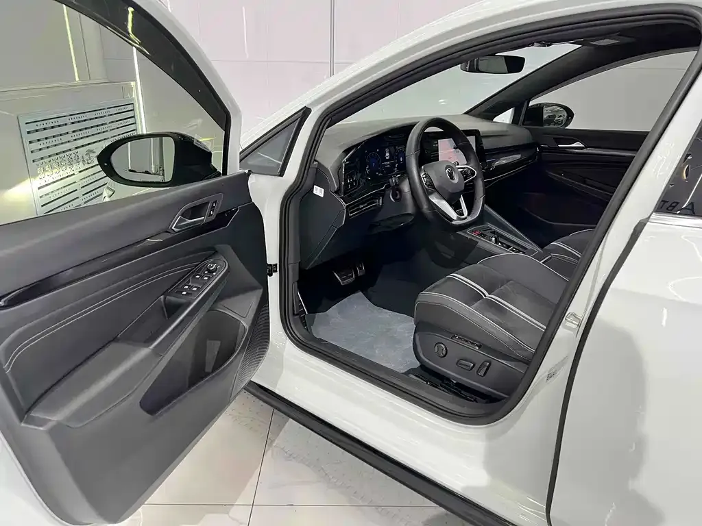 Volkswagen Golf 2022 из CN, фото 7