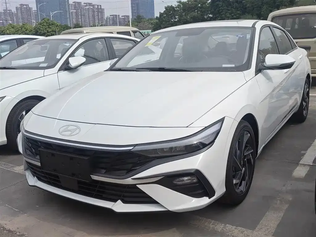 Hyundai Elantra — фото 1