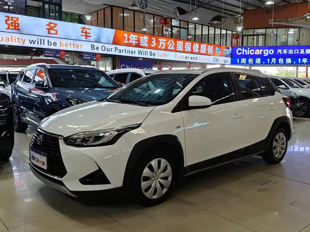 Toyota Yaris L — фото 1