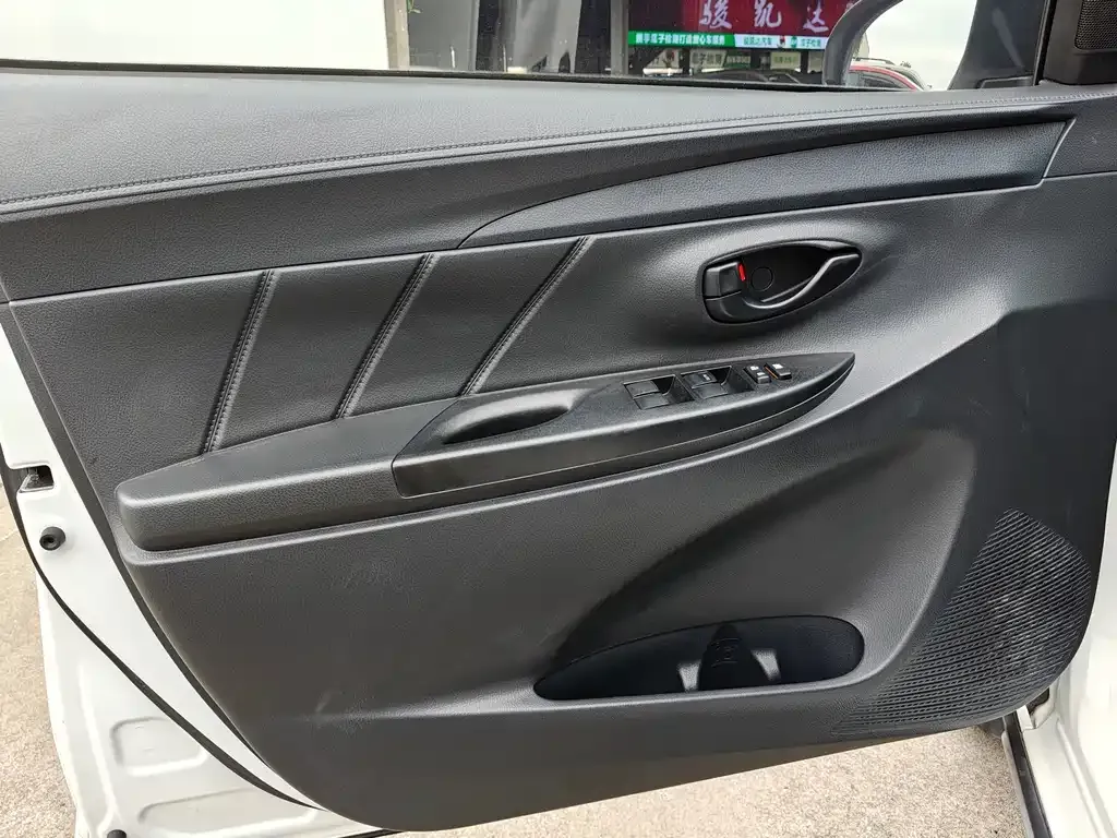 Toyota Yaris L — фото 10