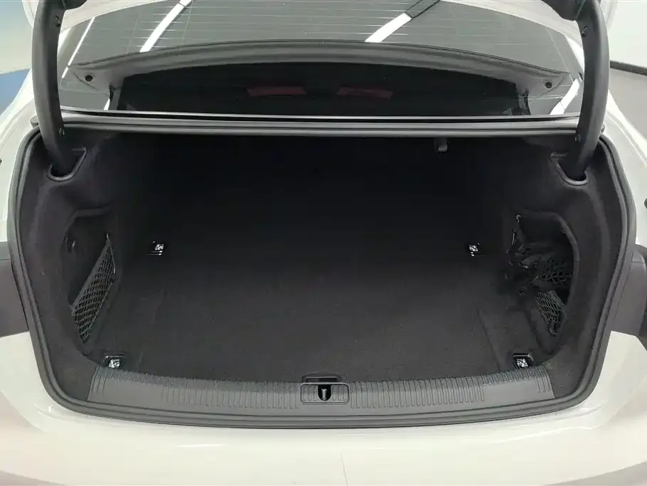 Audi A4L 2023 из CN, фото 4