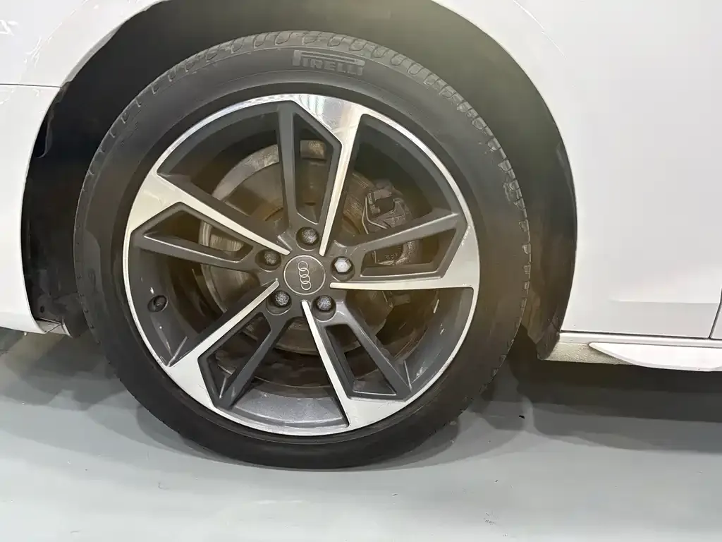 Audi A4L 2022 из CN, фото 9