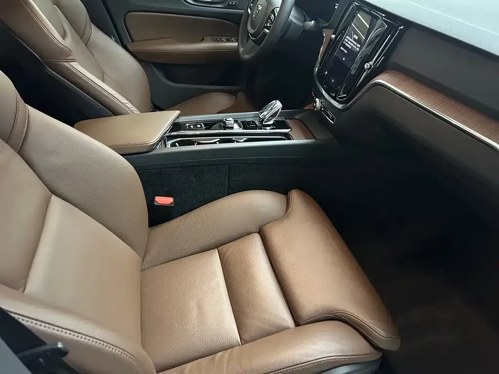 Volvo S60 2024 из CN, фото 8