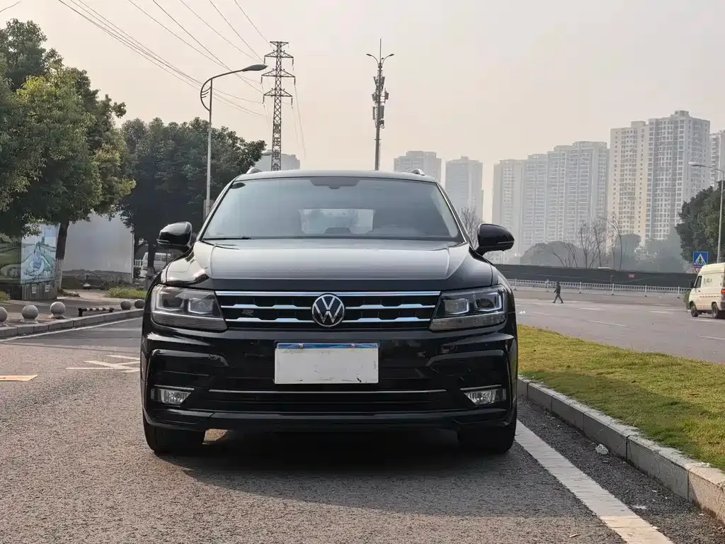 Volkswagen Tiguan L — фото 1