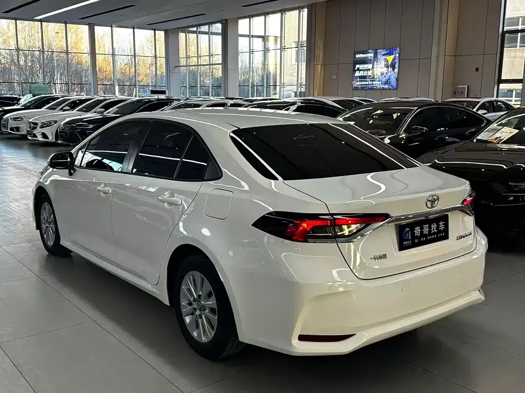 Toyota Corolla — фото 5