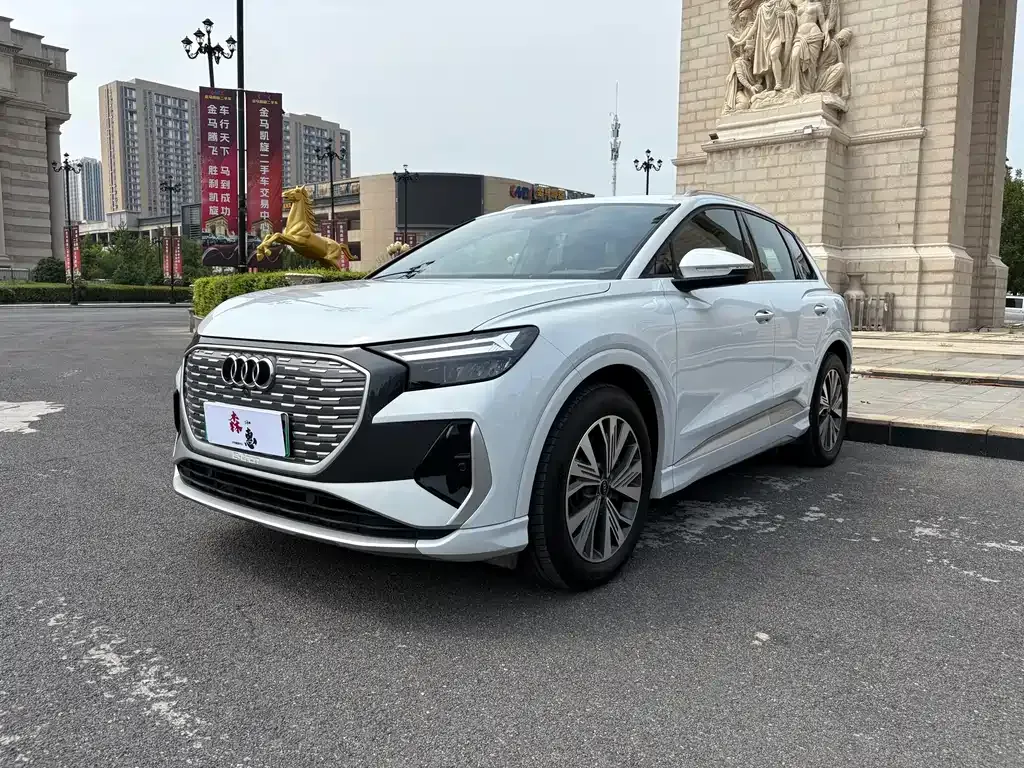 Audi Q4 e-tron — фото 1