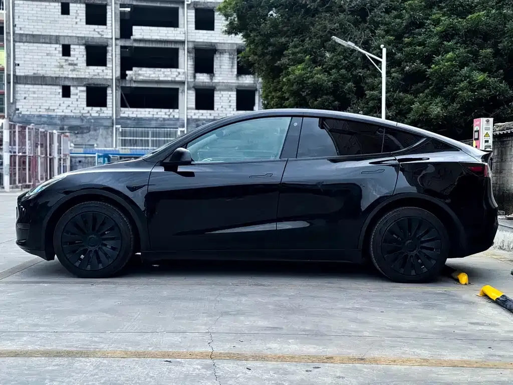 Tesla Model Y — фото 9