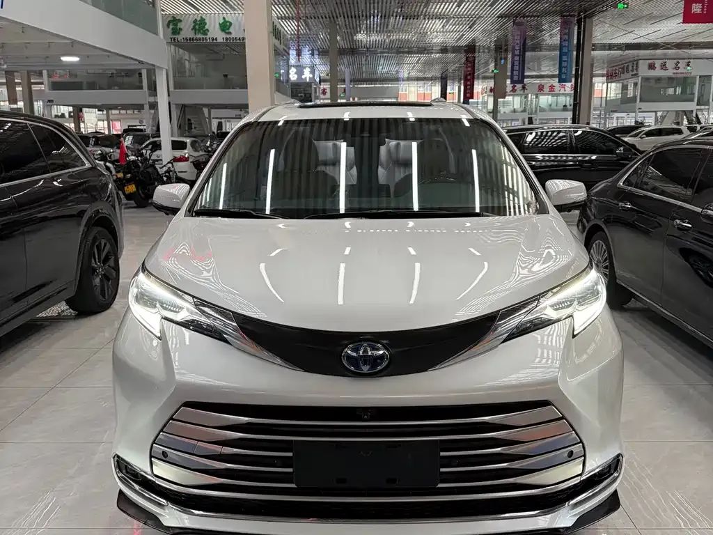 Toyota Sienna 2023 из CN, фото 1