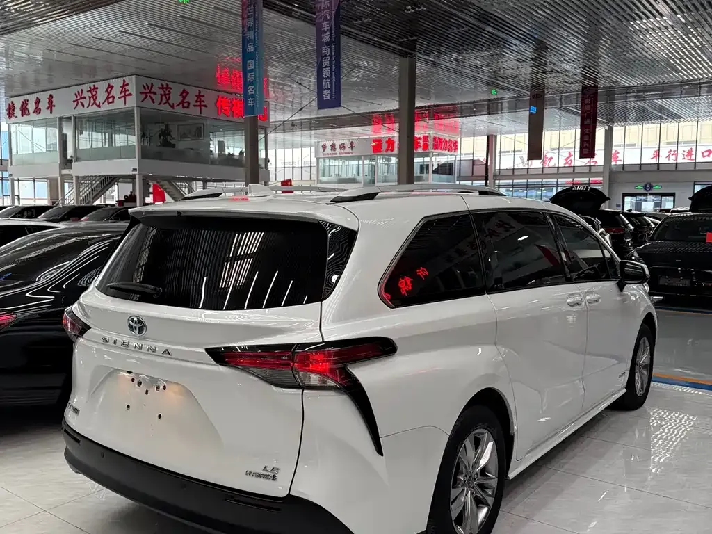 Toyota Sienna 2023 из CN, фото 2