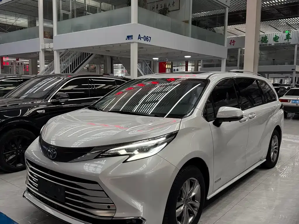 Toyota Sienna 2023 из CN, фото 3