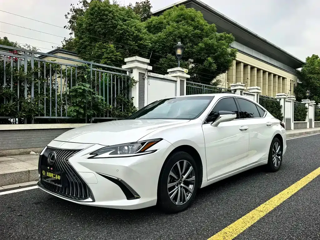 Lexus ES — фото 1