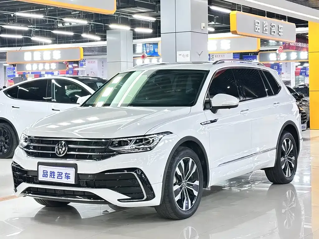 Volkswagen Tiguan L — фото 1