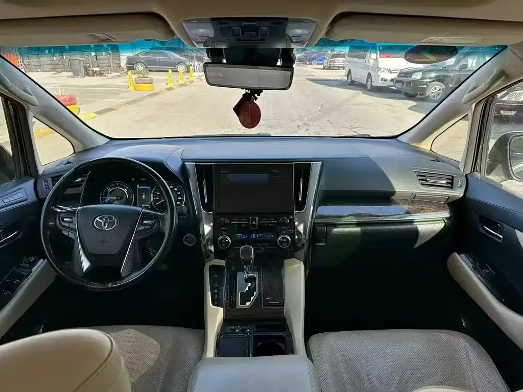 Toyota Alphard — фото 5