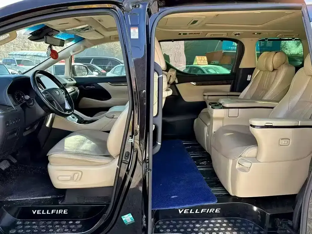 Toyota Alphard — фото 6
