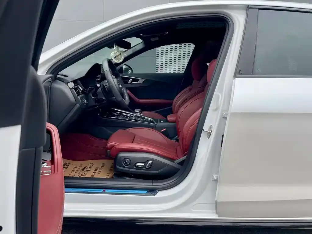 Audi A4L 2024 из CN, фото 4