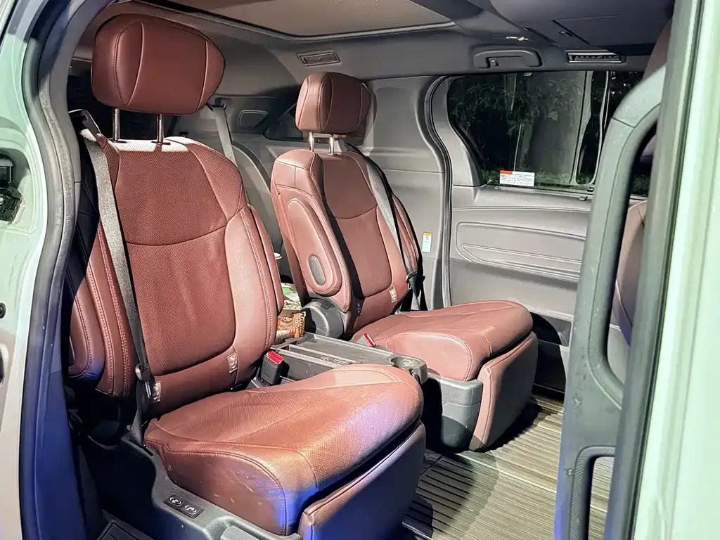 Toyota Sienna 2022 из CN, фото 7