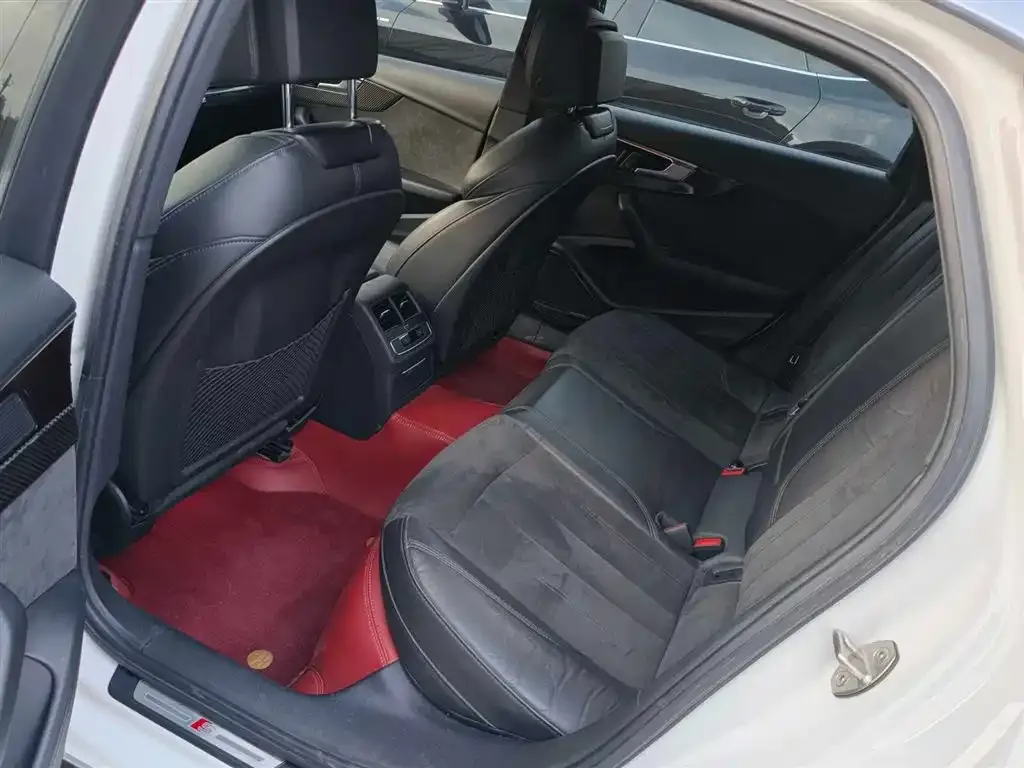 Audi A4L 2022 из CN, фото 3