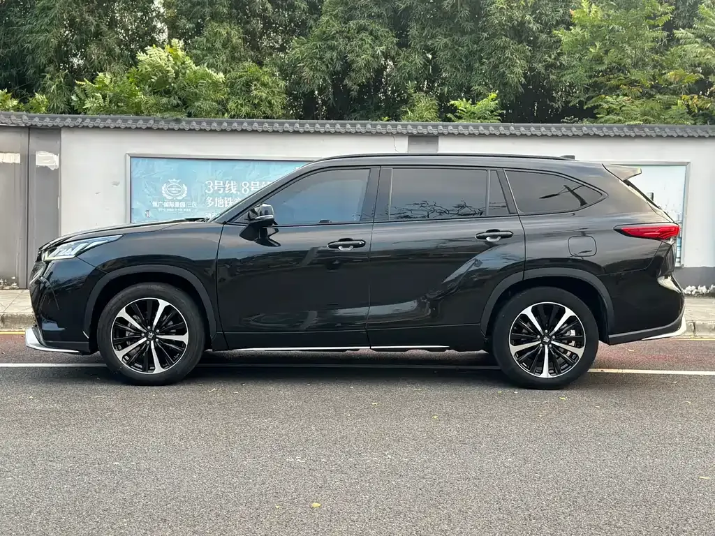 Toyota Crown Kluger 2022 из CN, фото 3