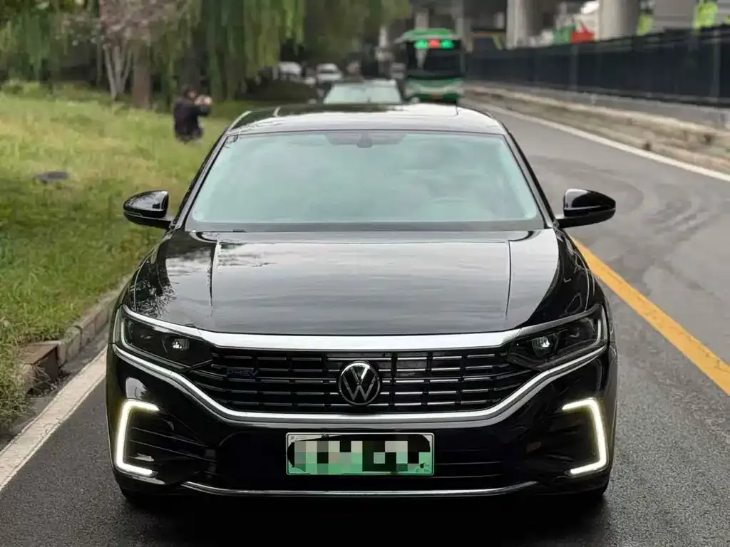 Volkswagen Passat New Energy — фото 2
