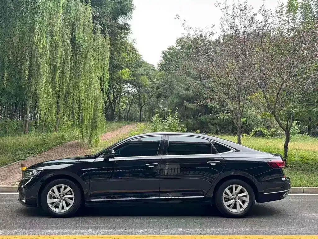 Volkswagen Passat New Energy — фото 3