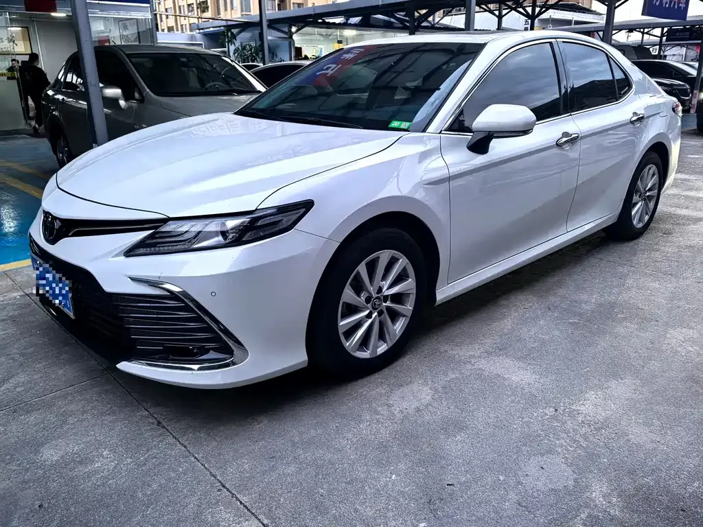 Toyota Camry — фото 1