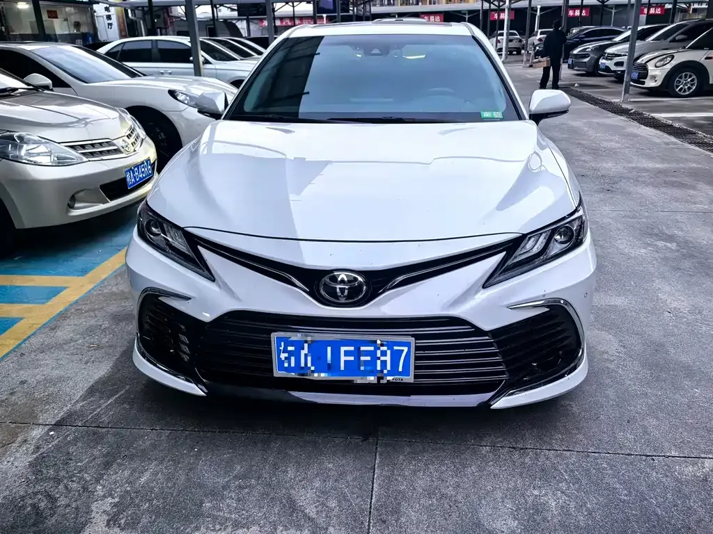 Toyota Camry — фото 2
