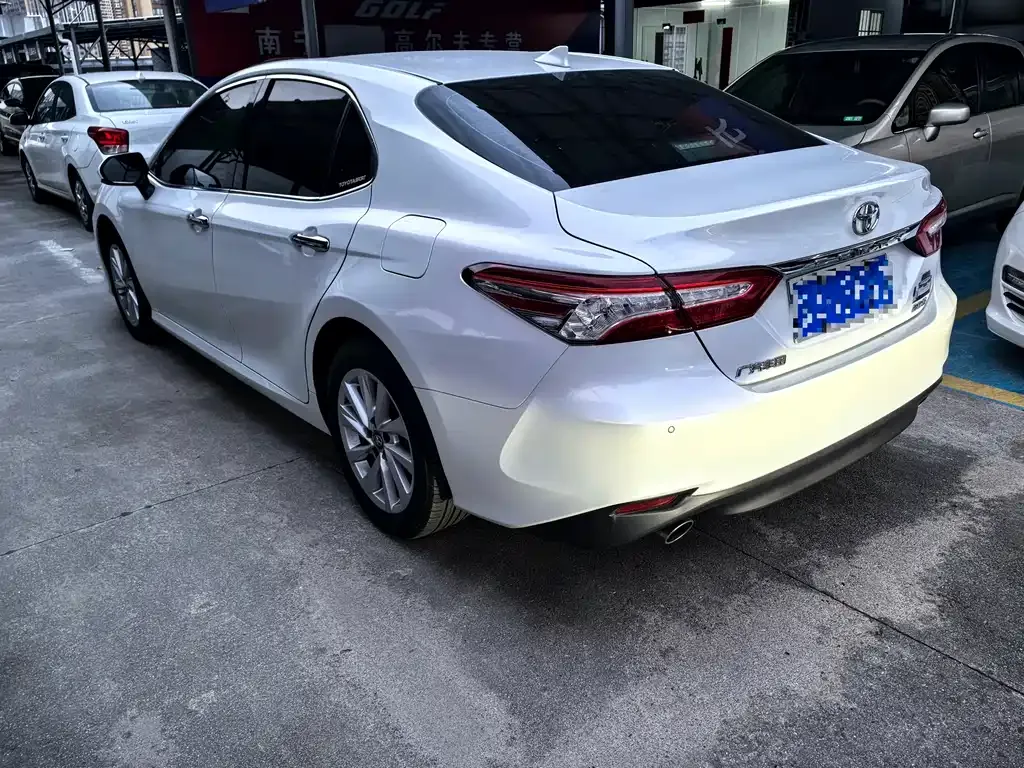 Toyota Camry — фото 3