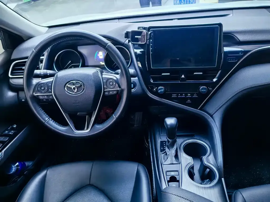 Toyota Camry — фото 6
