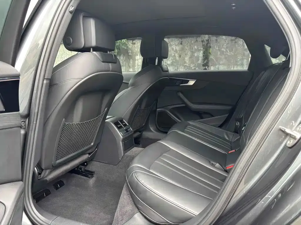 Audi A4L 2023 из CN, фото 6