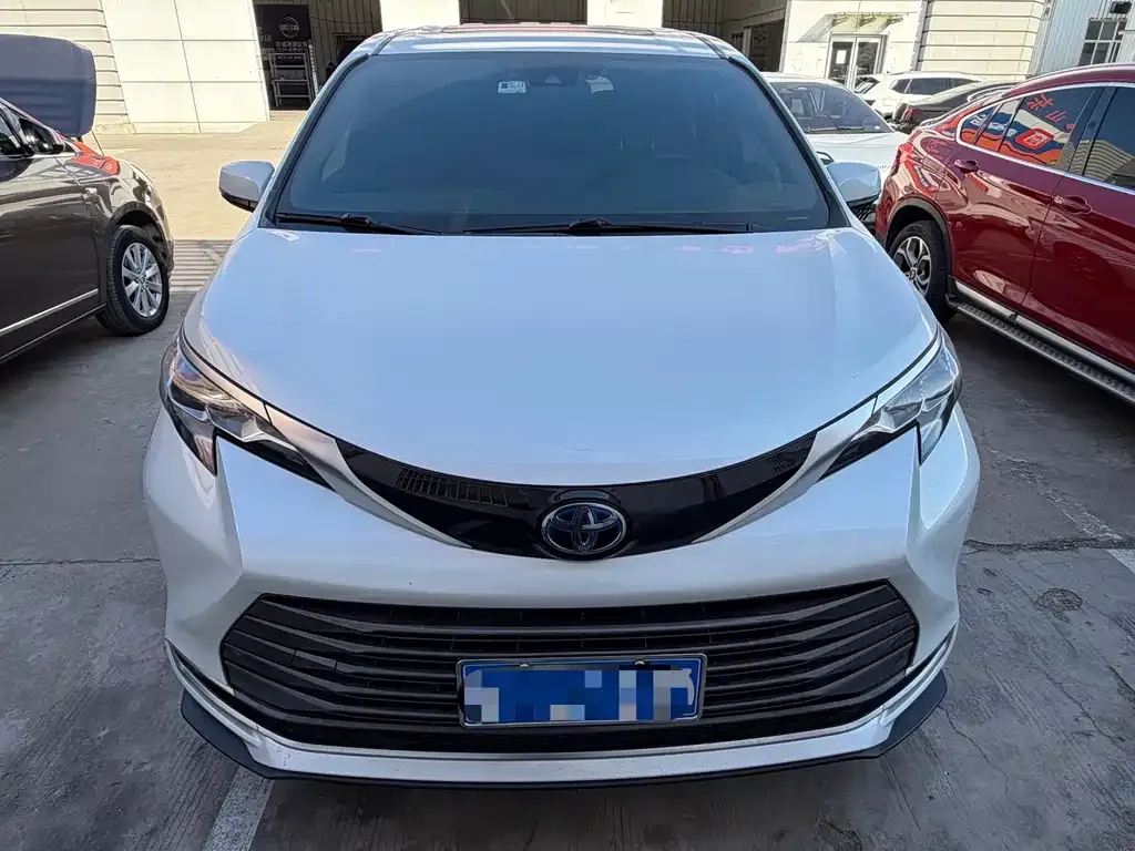 Toyota Sienna 2023 из CN, фото 1