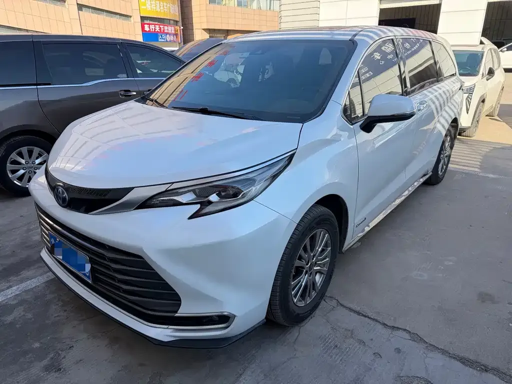 Toyota Sienna 2023 из CN, фото 2