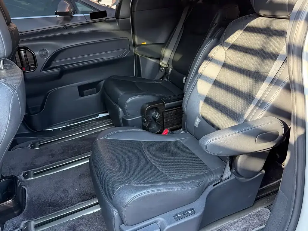 Toyota Sienna 2023 из CN, фото 8
