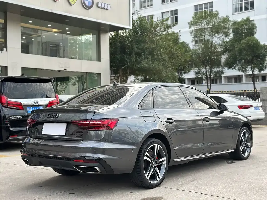 Audi A4L 2023 из CN, фото 4