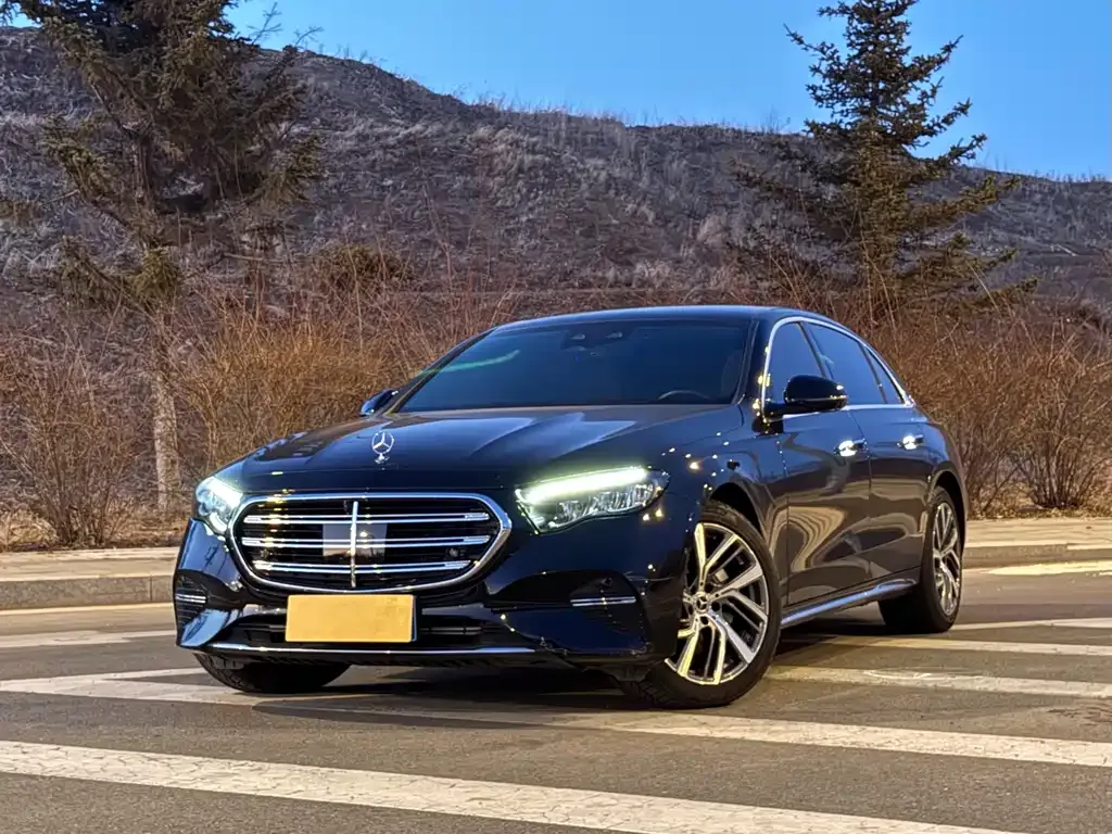 Mercedes-Benz E-Class — фото 1