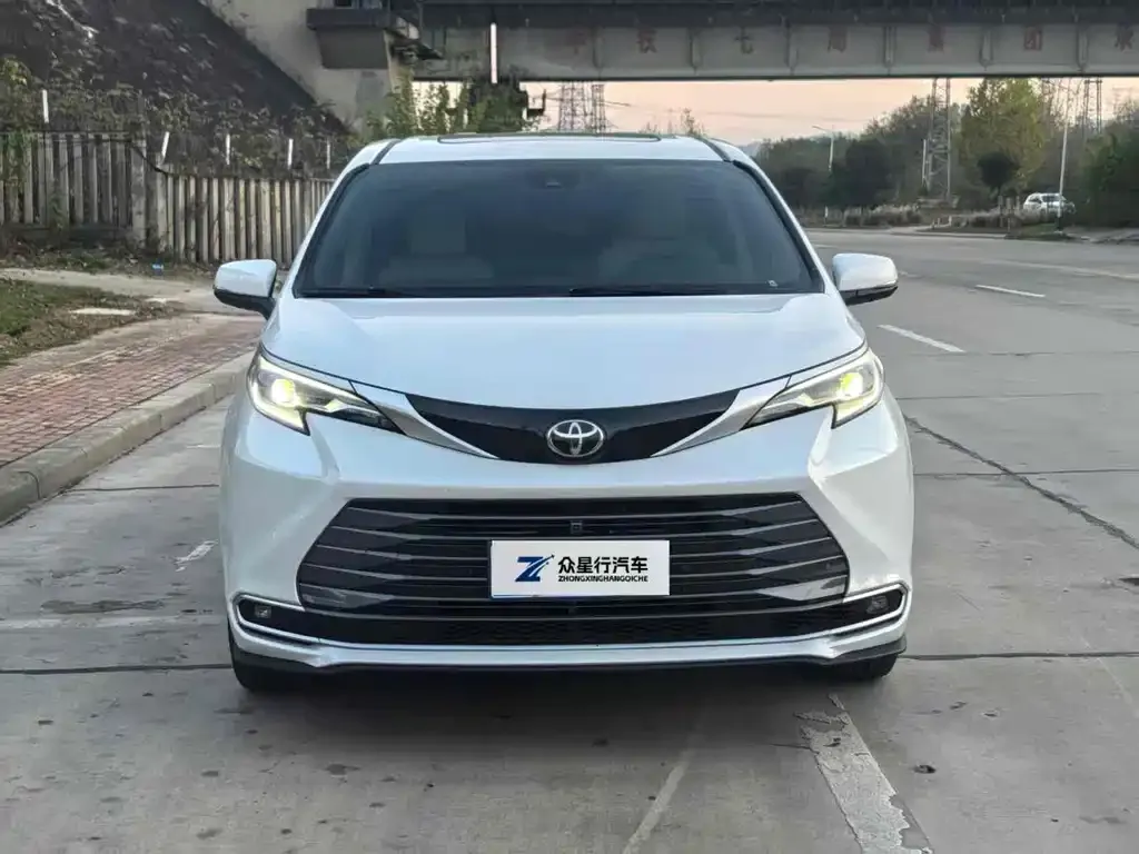 Toyota Sienna 2025 из CN, фото 2