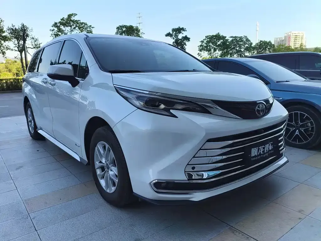 Toyota Granvia — фото 2