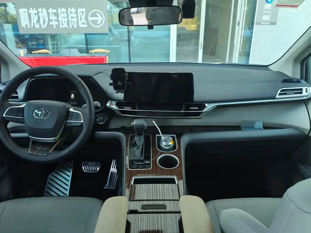 Toyota Granvia — фото 4