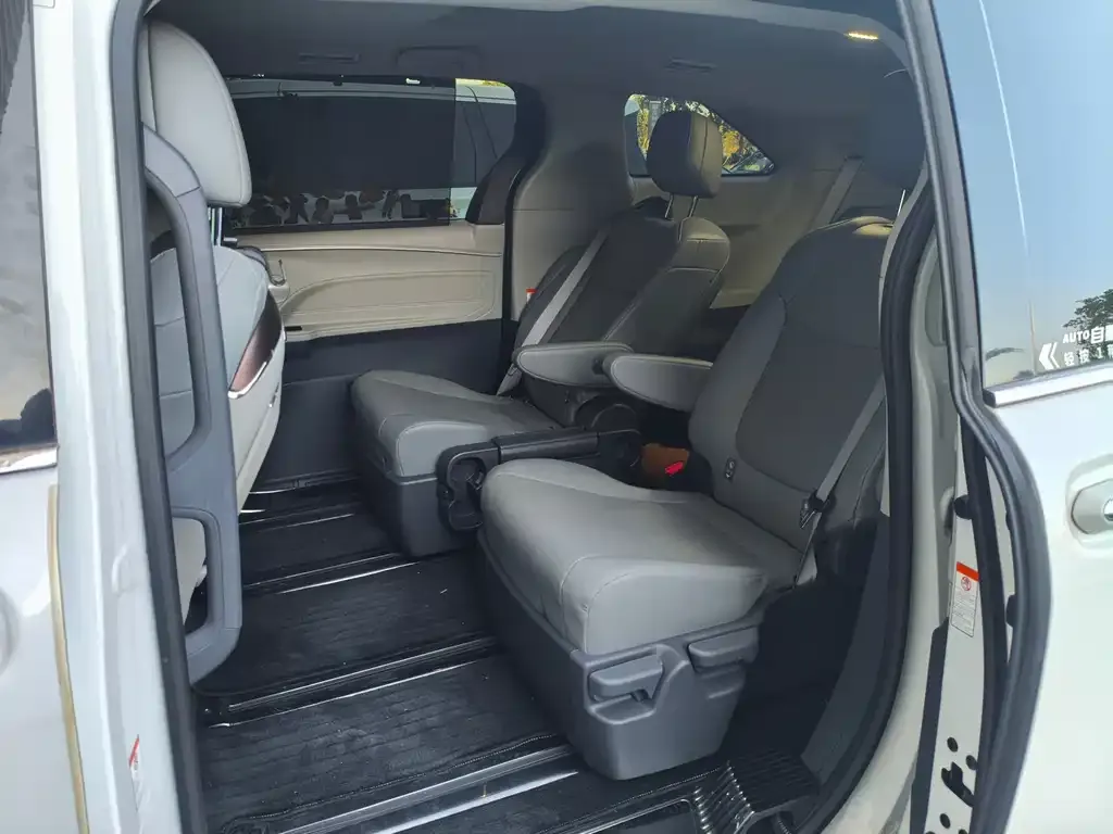 Toyota Granvia — фото 5