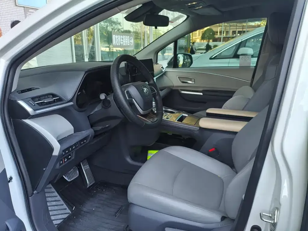 Toyota Granvia — фото 6