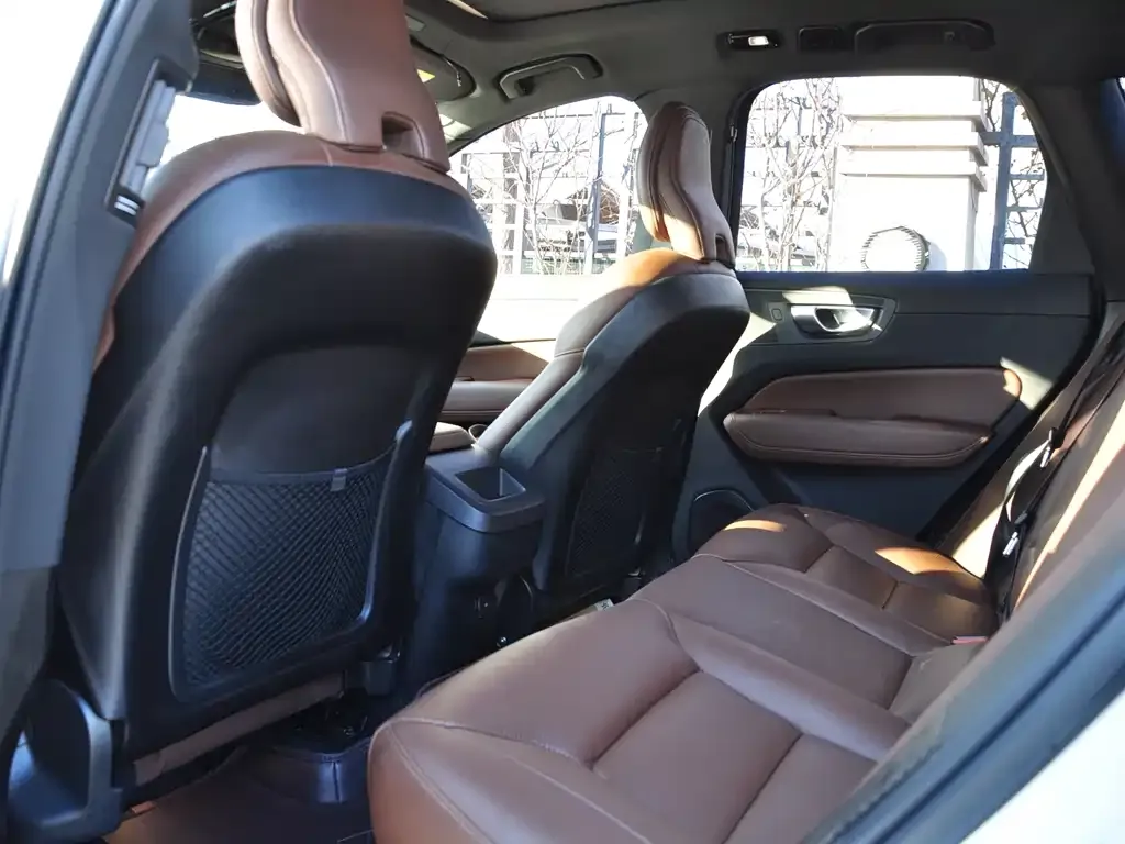Volvo XC60 2023 из CN, фото 8