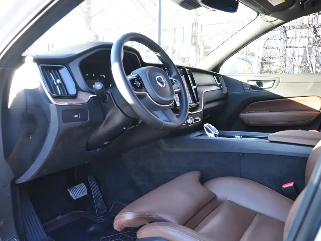 Volvo XC60 2023 из CN, фото 9